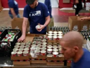 Продуктовые банки США готовятся к увеличению спроса на фоне угрозы прекращения выплат